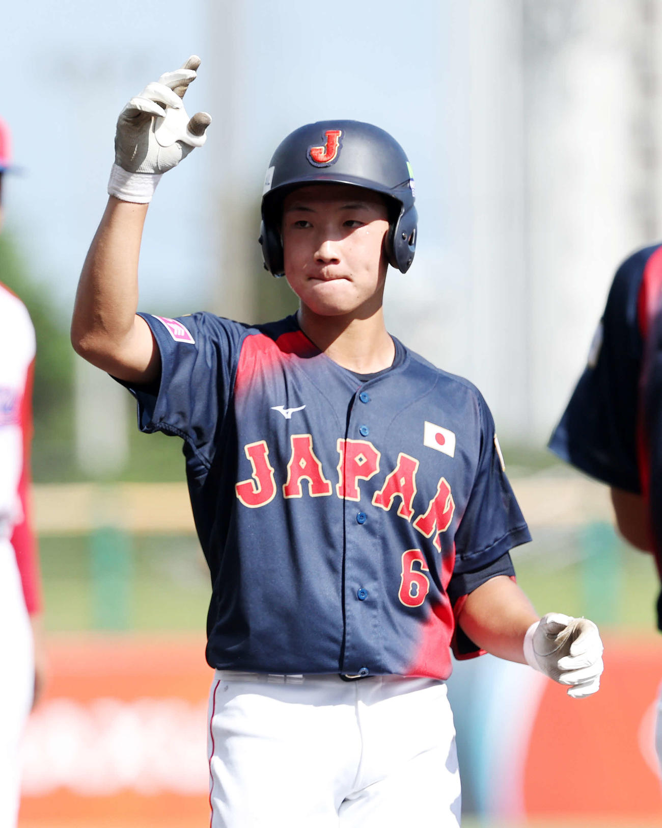 日本対キューバ　5回表日本1死一塁、高畑は右前打を放ちポーズを決める（撮影・鈴木正人）