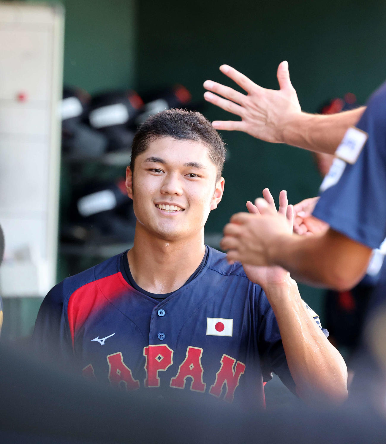 日本対キューバ　3回表日本無死三塁、奥村凌の中前適時打で阿部が生還しベンチ内で喜ぶ（撮影・鈴木正人）