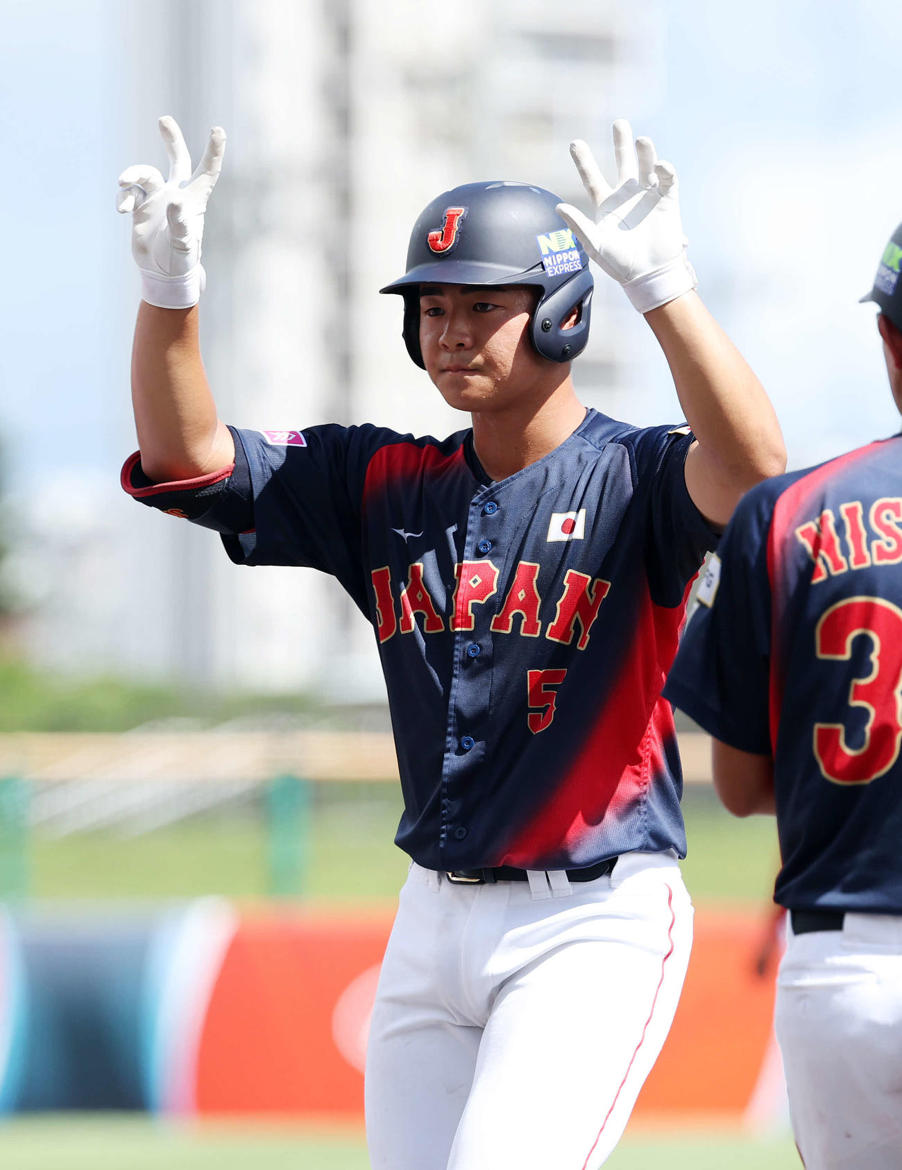 日本対キューバ　3回表日本無死、為永は左前打を放ちシーサーポーズ（撮影・鈴木正人）