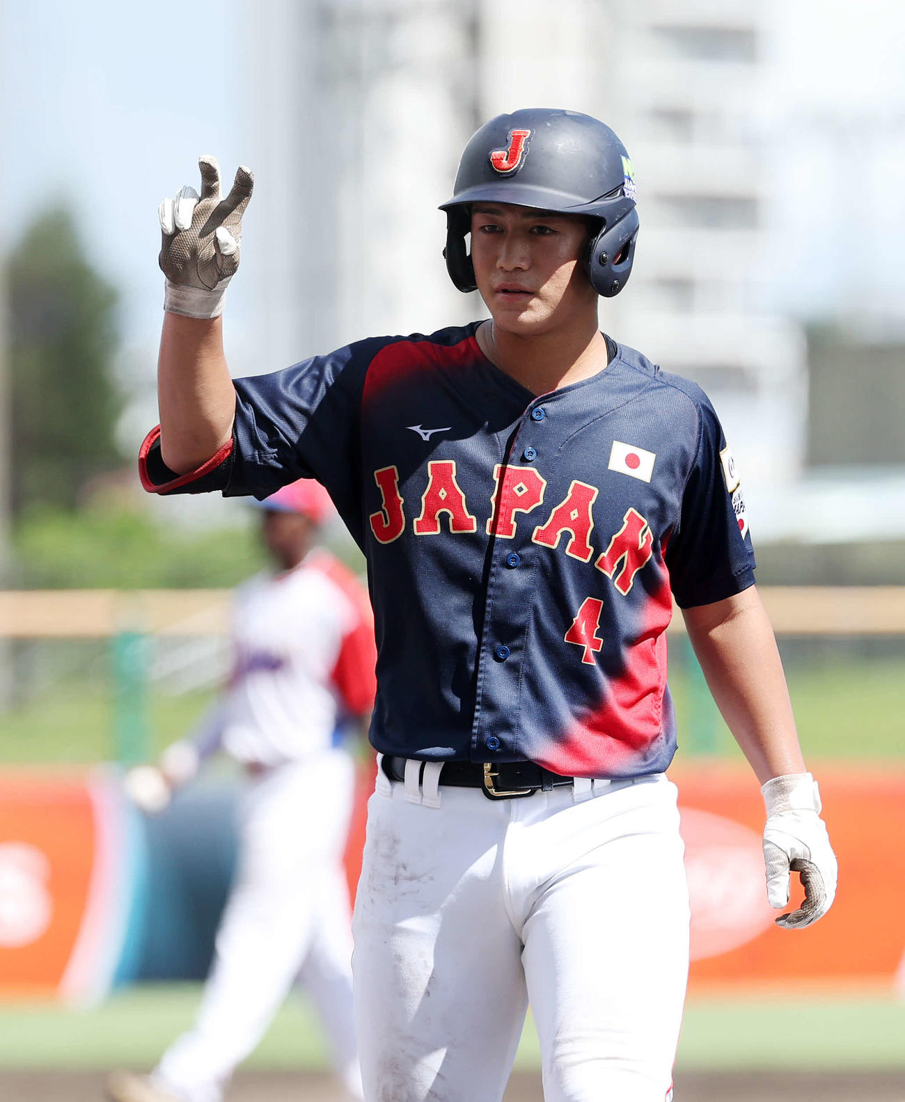 日本対キューバ　3回表日本無死三塁、奥村凌は中前適時打を放ちシーサーポーズ（撮影・鈴木正人）