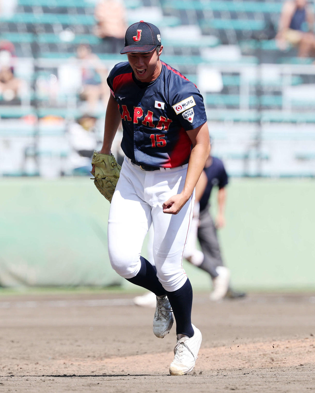 日本対キューバ　3回裏、キューバの攻撃を抑え雄たけびを上げる日本・下重（撮影・鈴木正人）