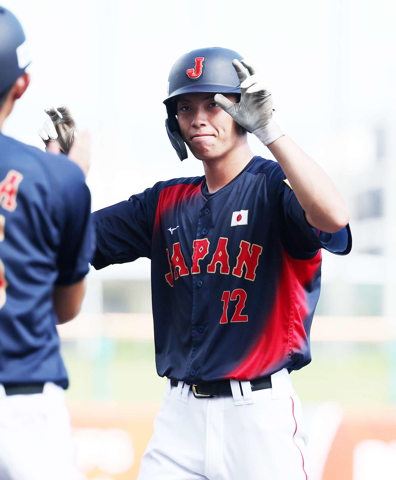 日本対キューバ　4回表日本2死、藤森は右前打を放シーサーポーズ（撮影・鈴木正人）