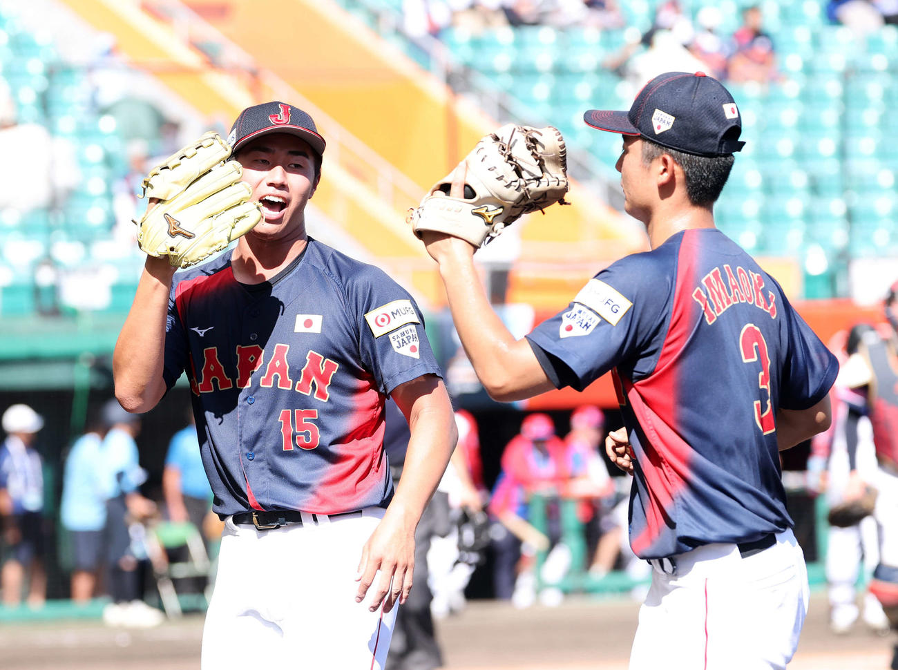 日本対キューバ　4回裏、キューバの攻撃を抑えベンチに引き揚げる日本・下重（左）と今岡（撮影・鈴木正人）