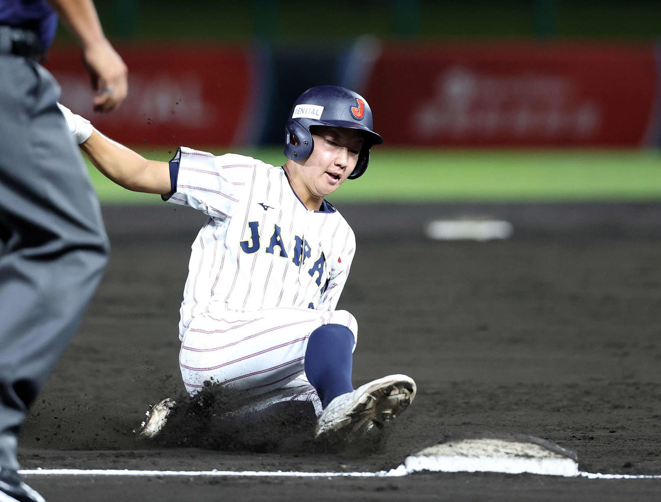 南アフリカ対日本　3回裏日本無死、高畑は左越え三塁打を放つ（撮影・鈴木正人）