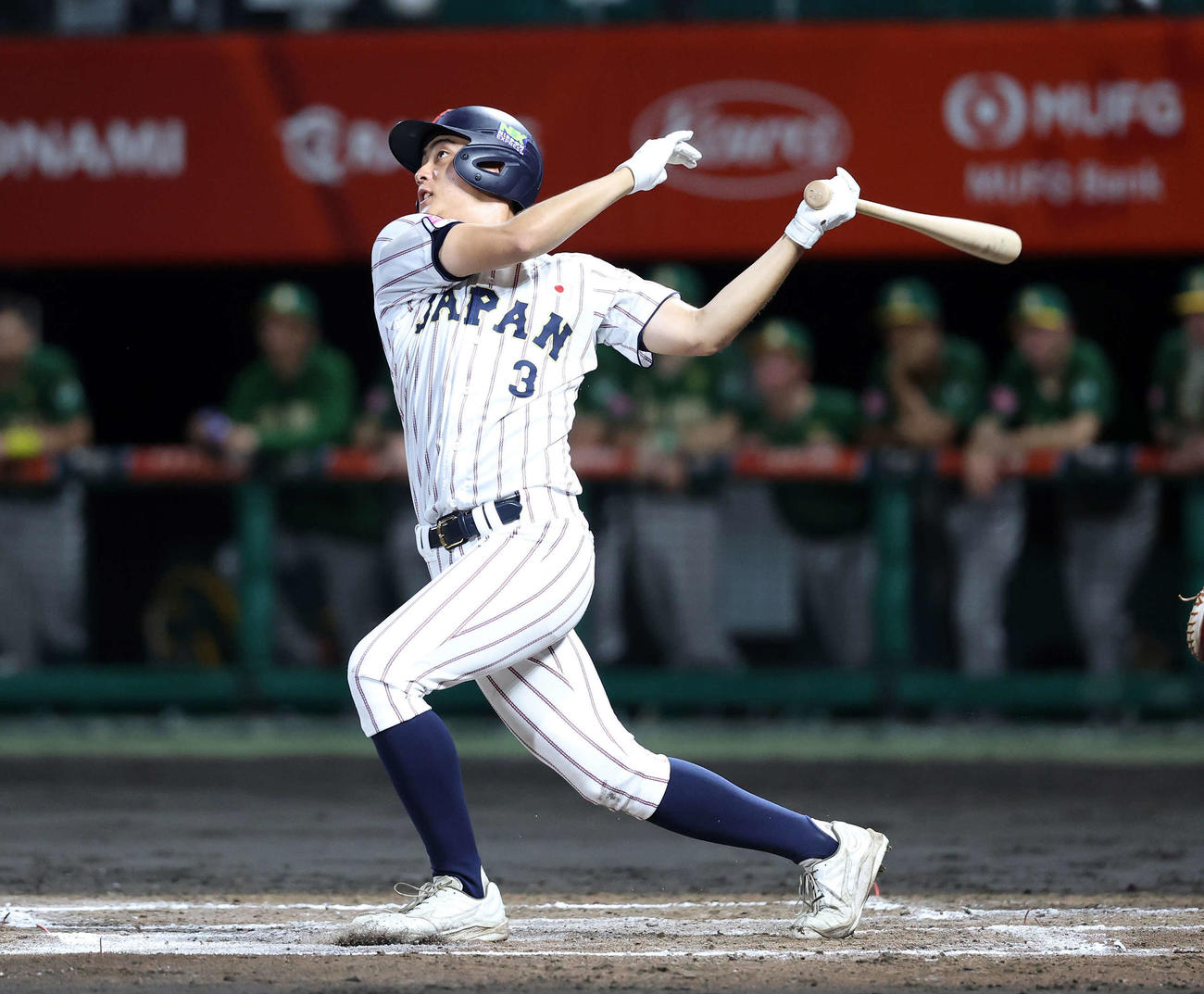 南アフリカ対日本　3回裏日本1死一塁、今岡は左越え2点本塁打を放つ（撮影・鈴木正人）