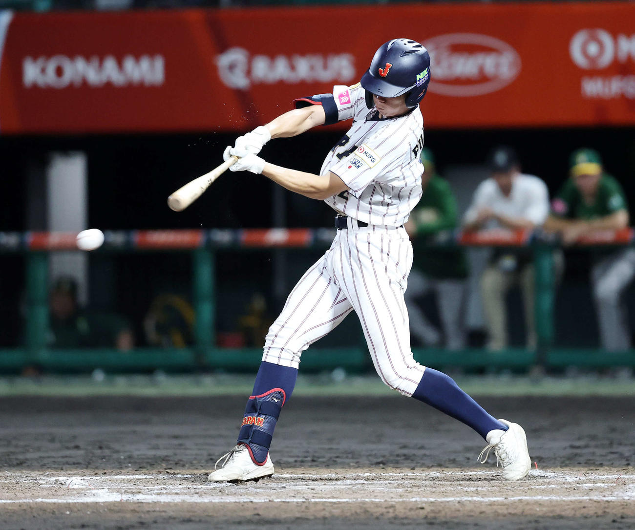 南アフリカ対日本　4回裏日本無死一塁、藤森は右前適時打を放つ（撮影・鈴木正人）