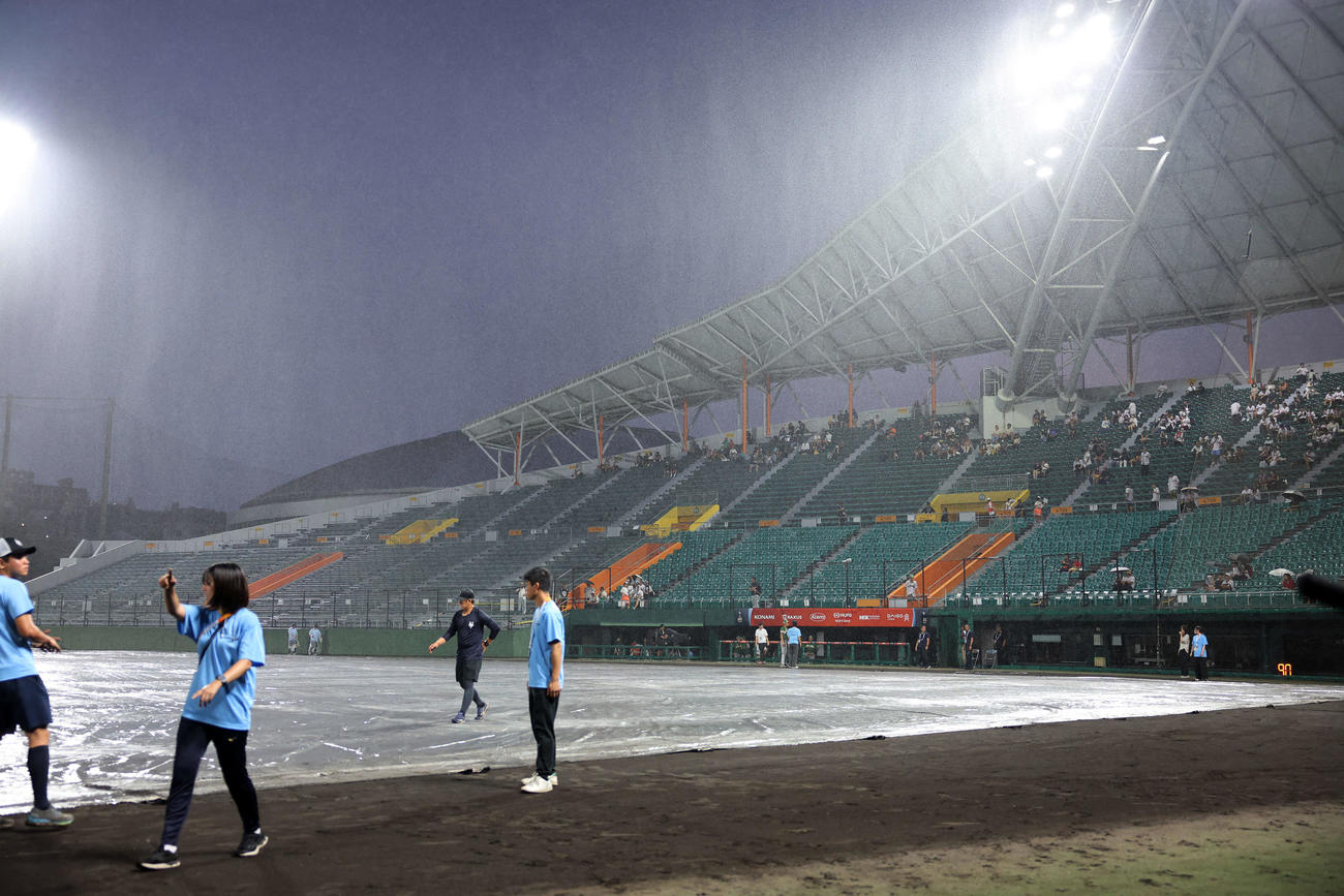 南アフリカ対日本　雨で中断となる（撮影・鈴木正人）