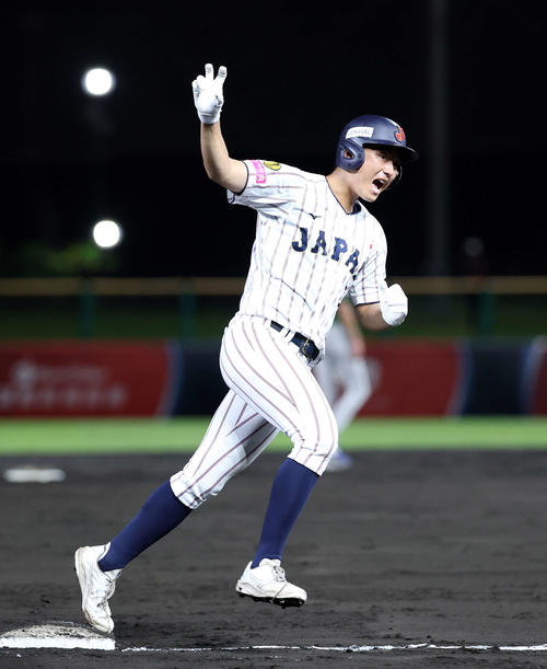 南アフリカ対日本 3回裏日本1死一塁、今岡は左越え2点本塁打を放ちシーサーポーズで雄たけびを上げる(撮影・鈴木正人)