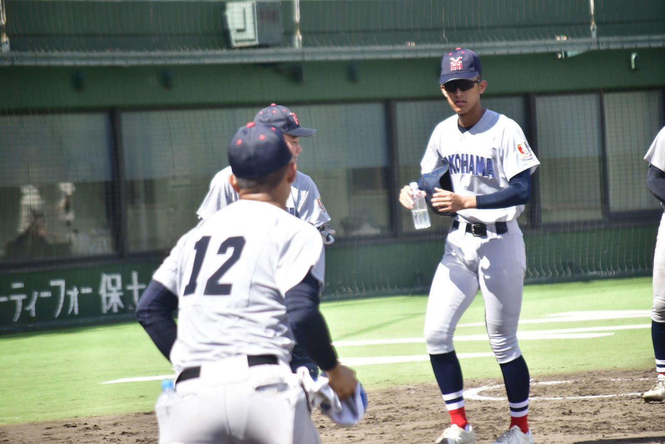 横浜－浅野　秋大会初戦はサポート役に徹した横浜エース織田（撮影・平山連）
