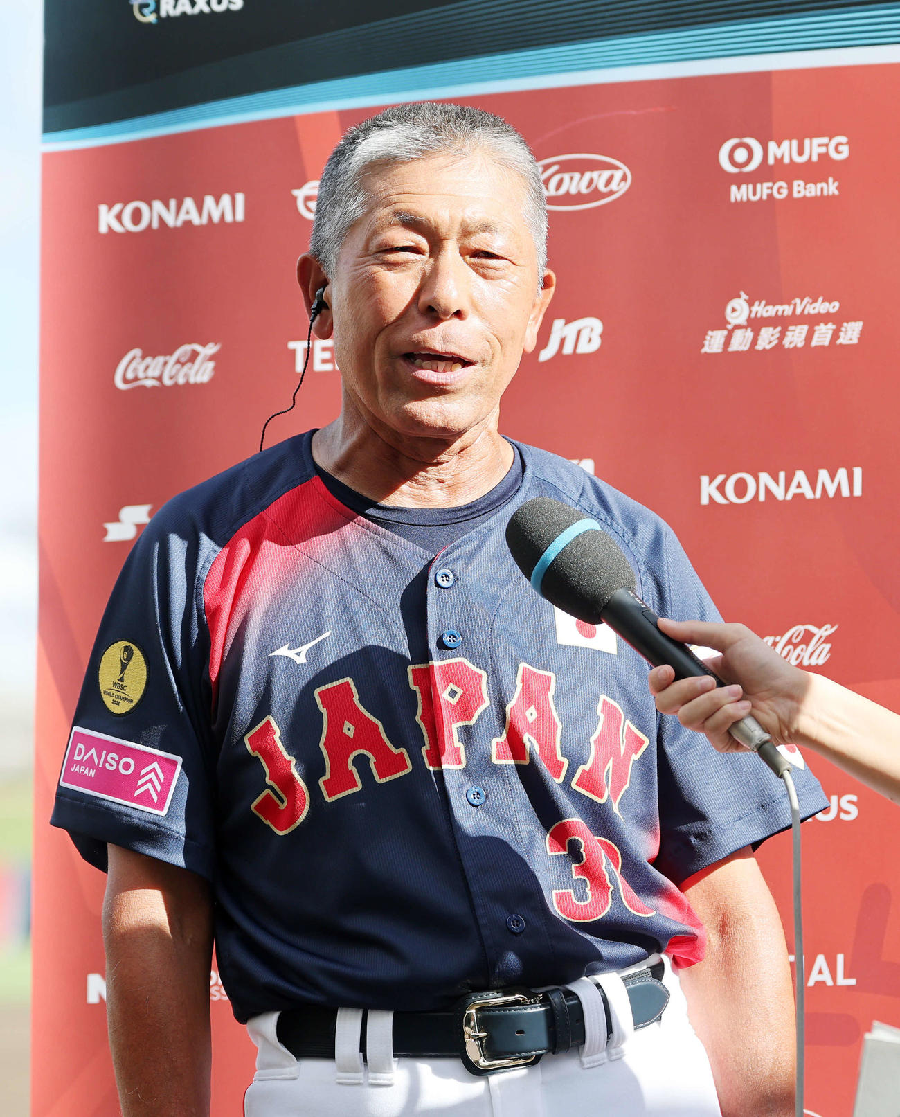 日本対キューバ　勝利しインタビューを受ける日本・小倉監督（撮影・鈴木正人）
