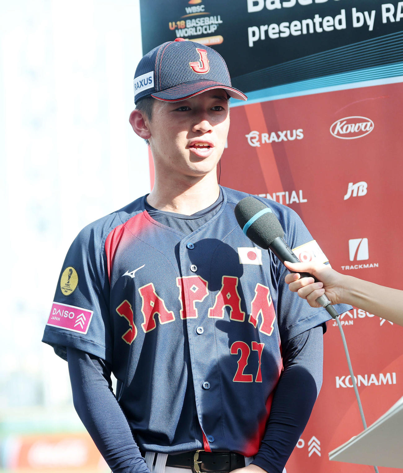 日本対キューバ　勝利しインタビューを受ける日本・横山（撮影・鈴木正人）