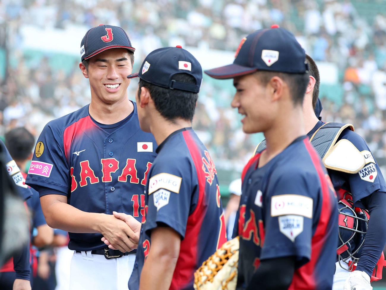 日本対キューバ　勝利し笑顔を見せる日本・下重（左）（撮影・鈴木正人）