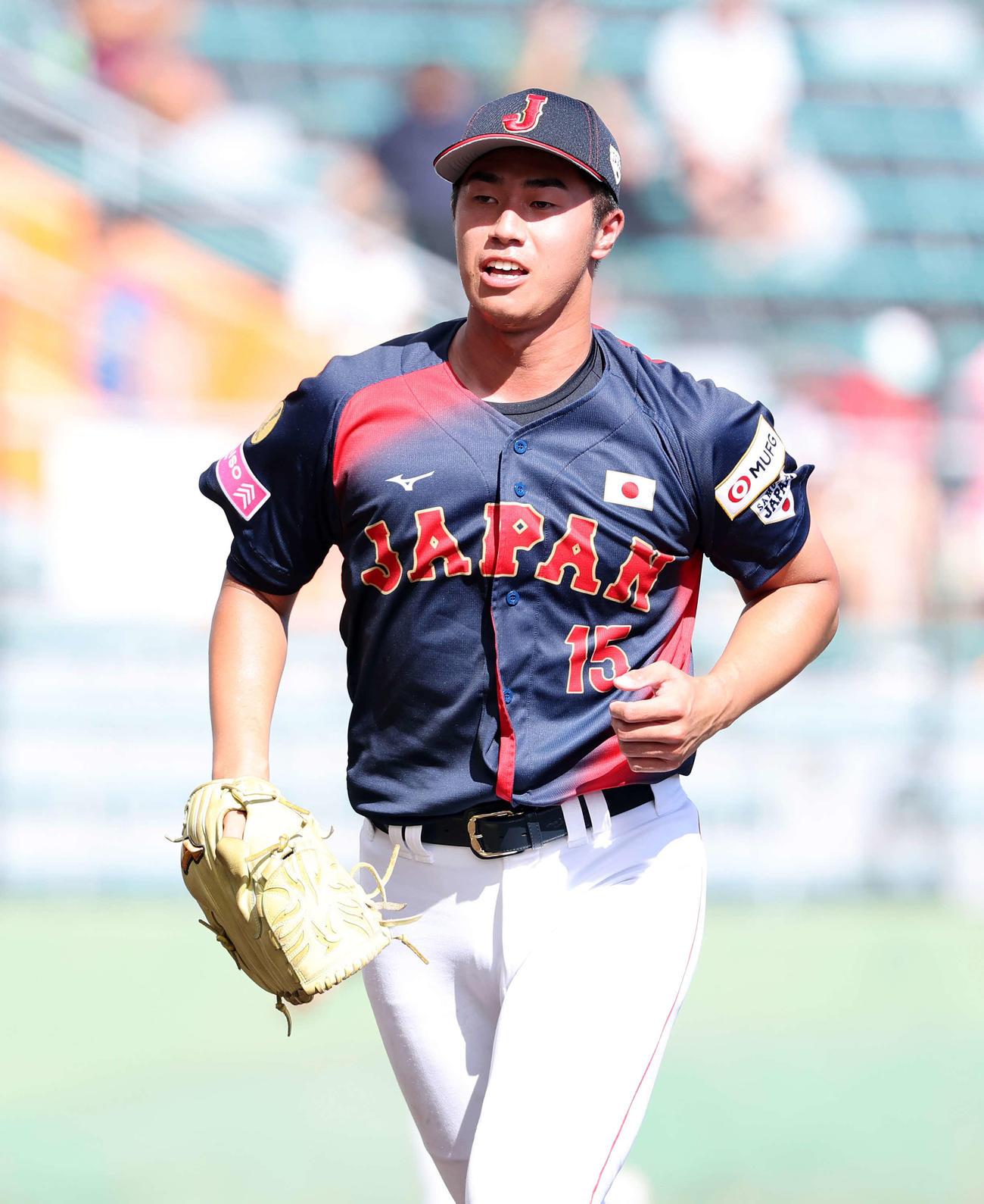 日本対キューバ　4回裏、キューバの攻撃を抑えベンチに引き揚げる日本・下重（撮影・鈴木正人）