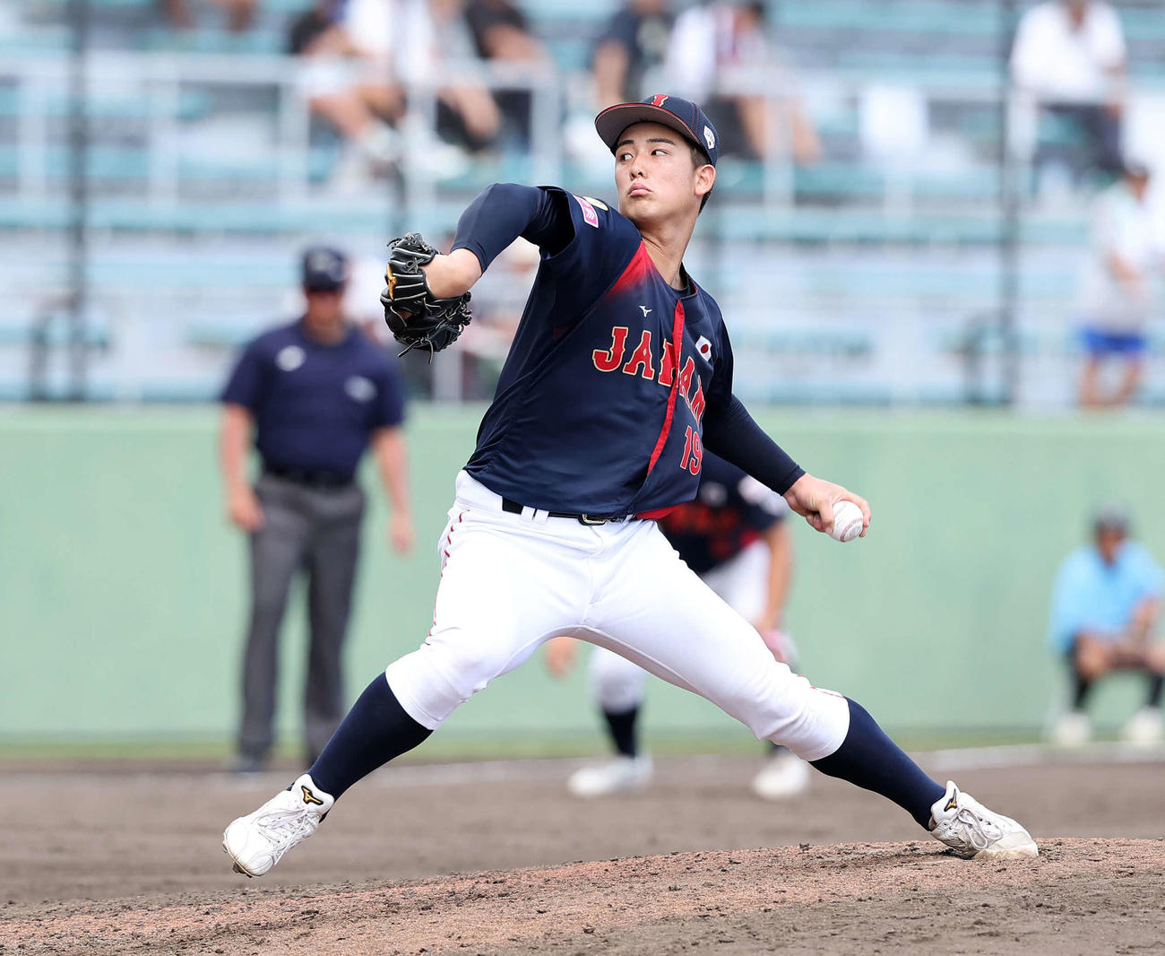 日本対キューバ　力投する日本3番手の奥村頼（撮影・鈴木正人）
