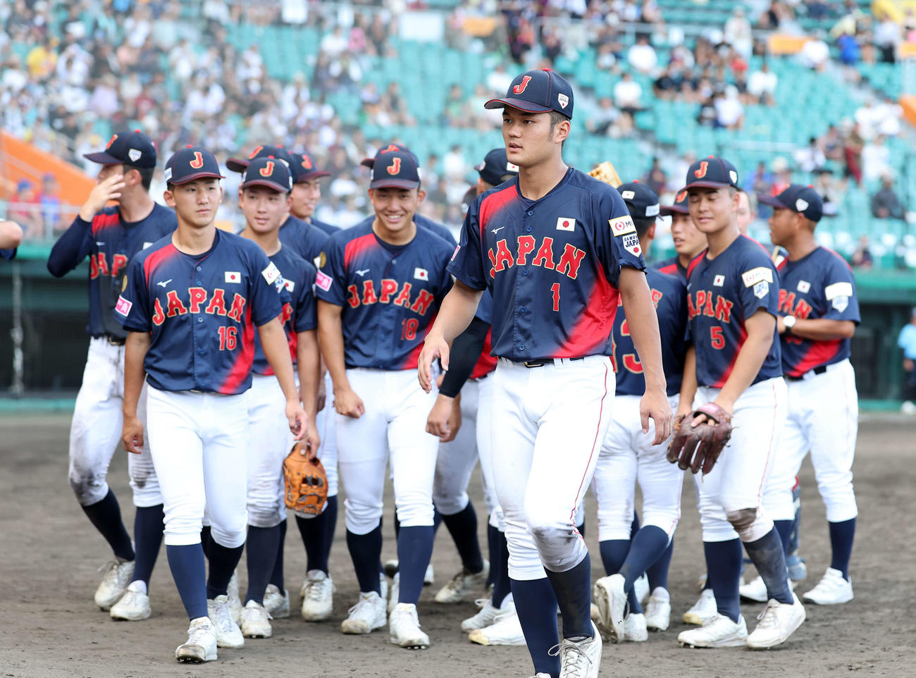 日本対キューバ　勝利し引き揚げる日本の選手たち、手前は阿部（撮影・鈴木正人）