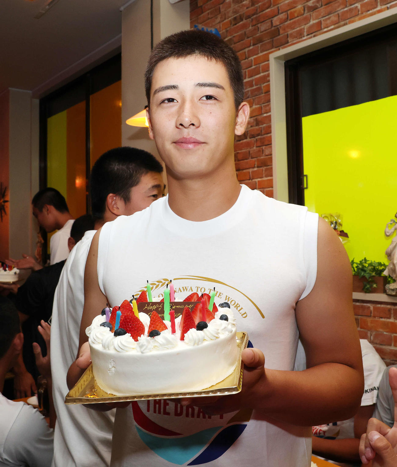 食事会でサプライズの誕生日ケーキをもらう日本・奥村頼（撮影・鈴木正人）
