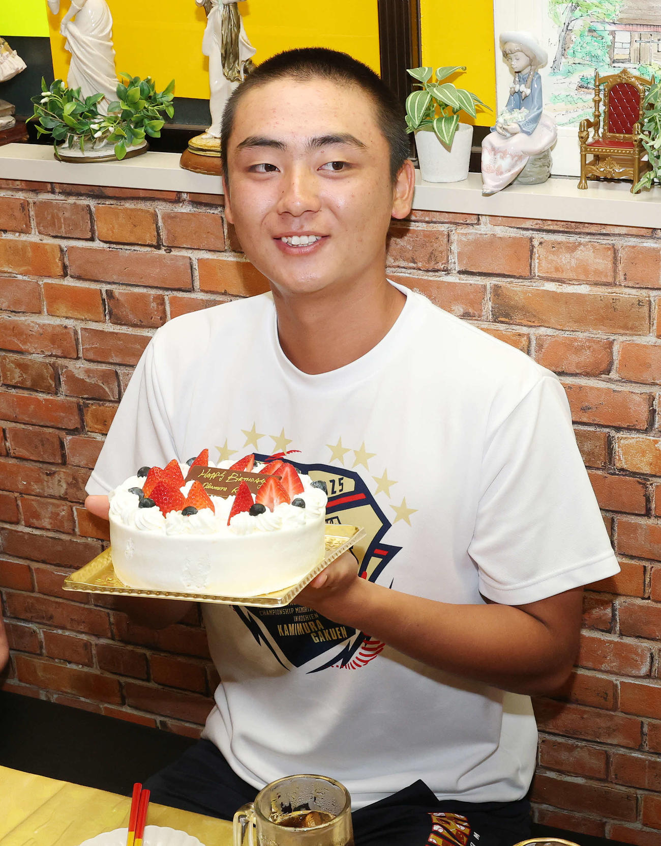 食事会でサプライズの誕生日ケーキをもらう日本・今岡（撮影・鈴木正人）