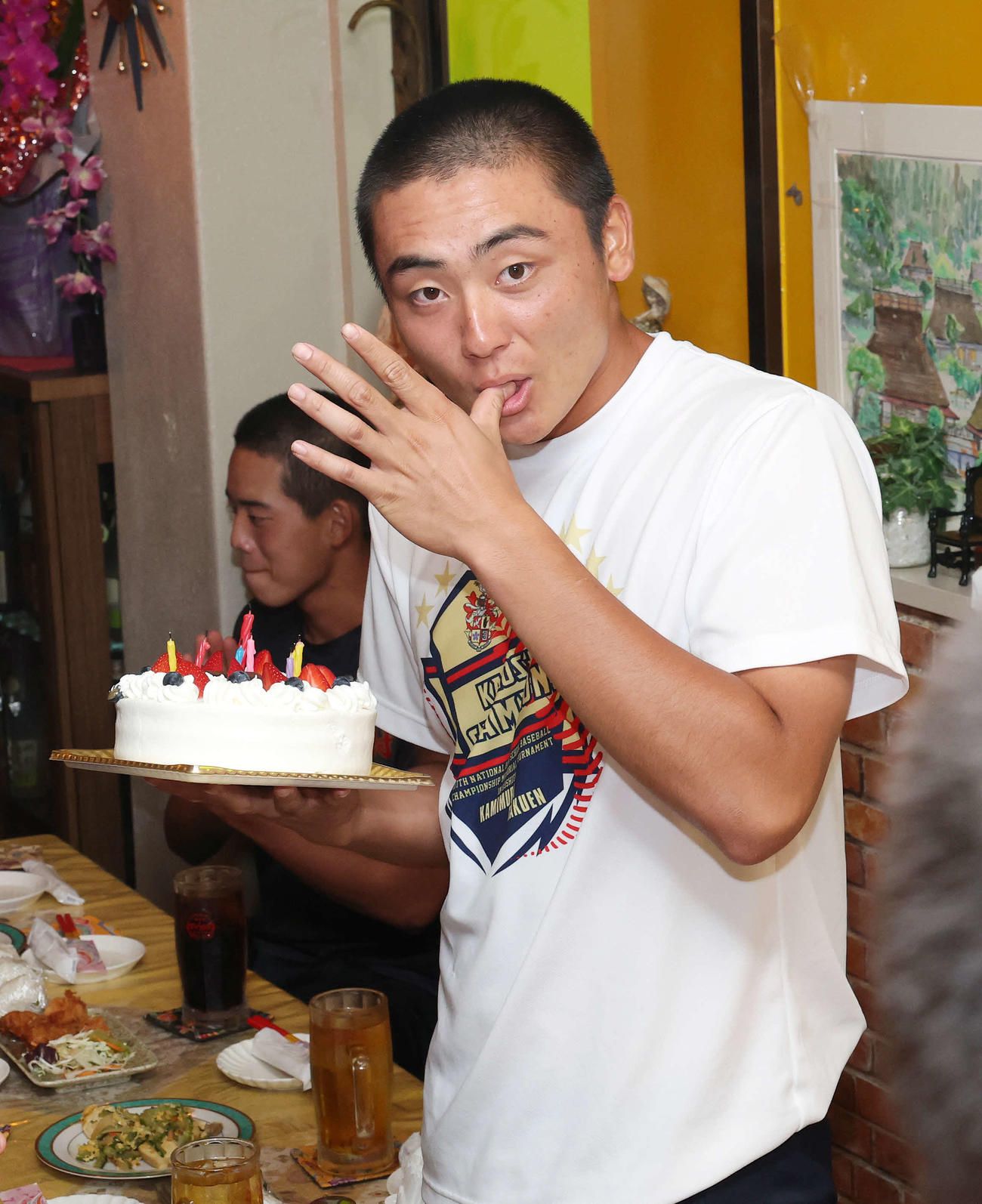 食事会でサプライズの誕生日ケーキをもらう日本・今岡（撮影・鈴木正人）