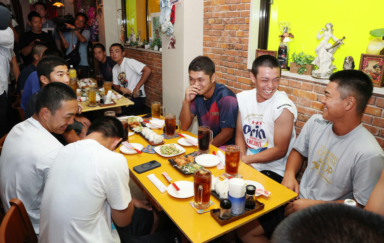 食事会を楽しむ日本の選手たち（撮影・鈴木正人）
