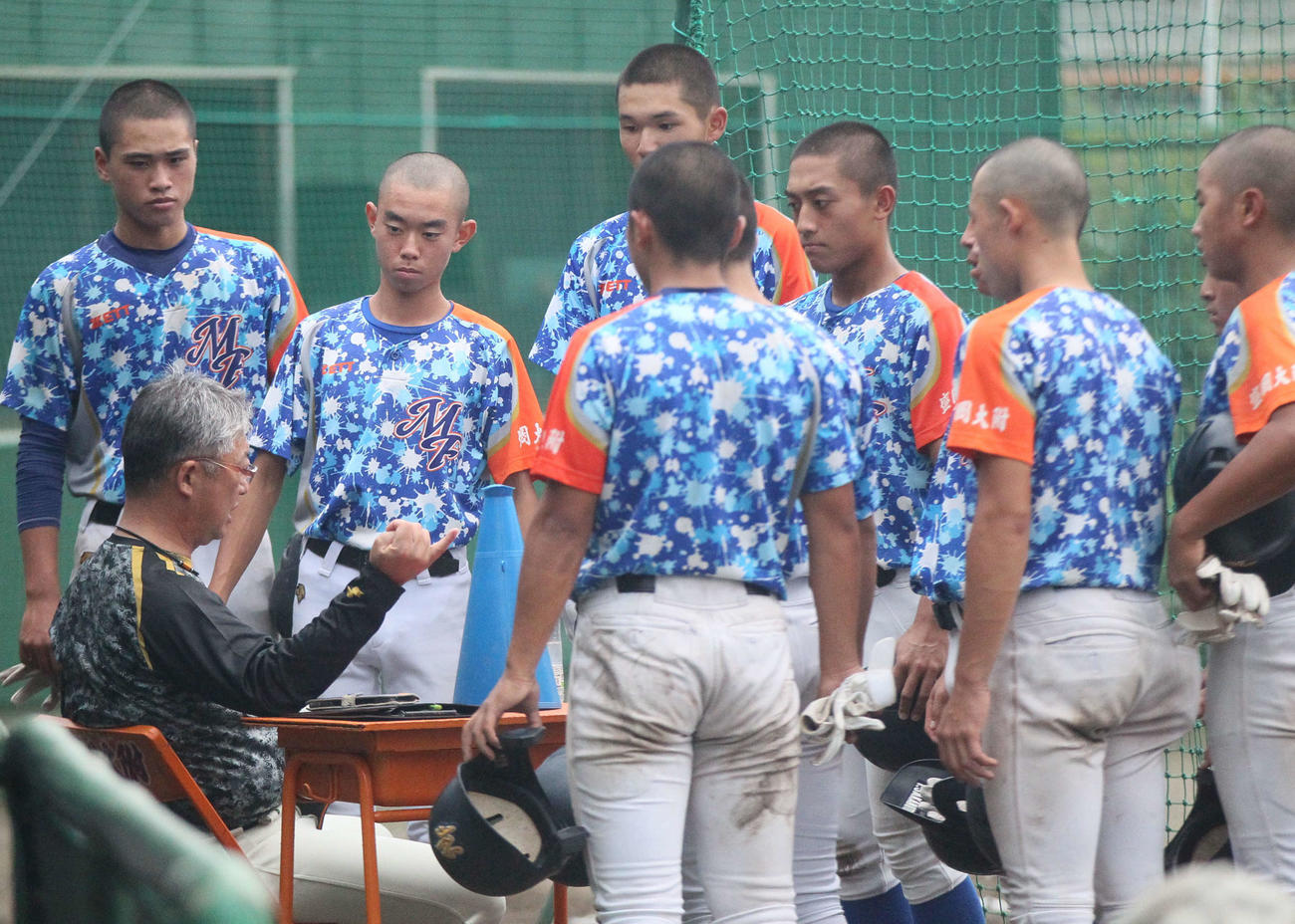 関口監督（手前左）の話を熱心に聞く盛岡大付ナイン、後方左から2人目が柳葉一路主将（撮影・高橋香奈）