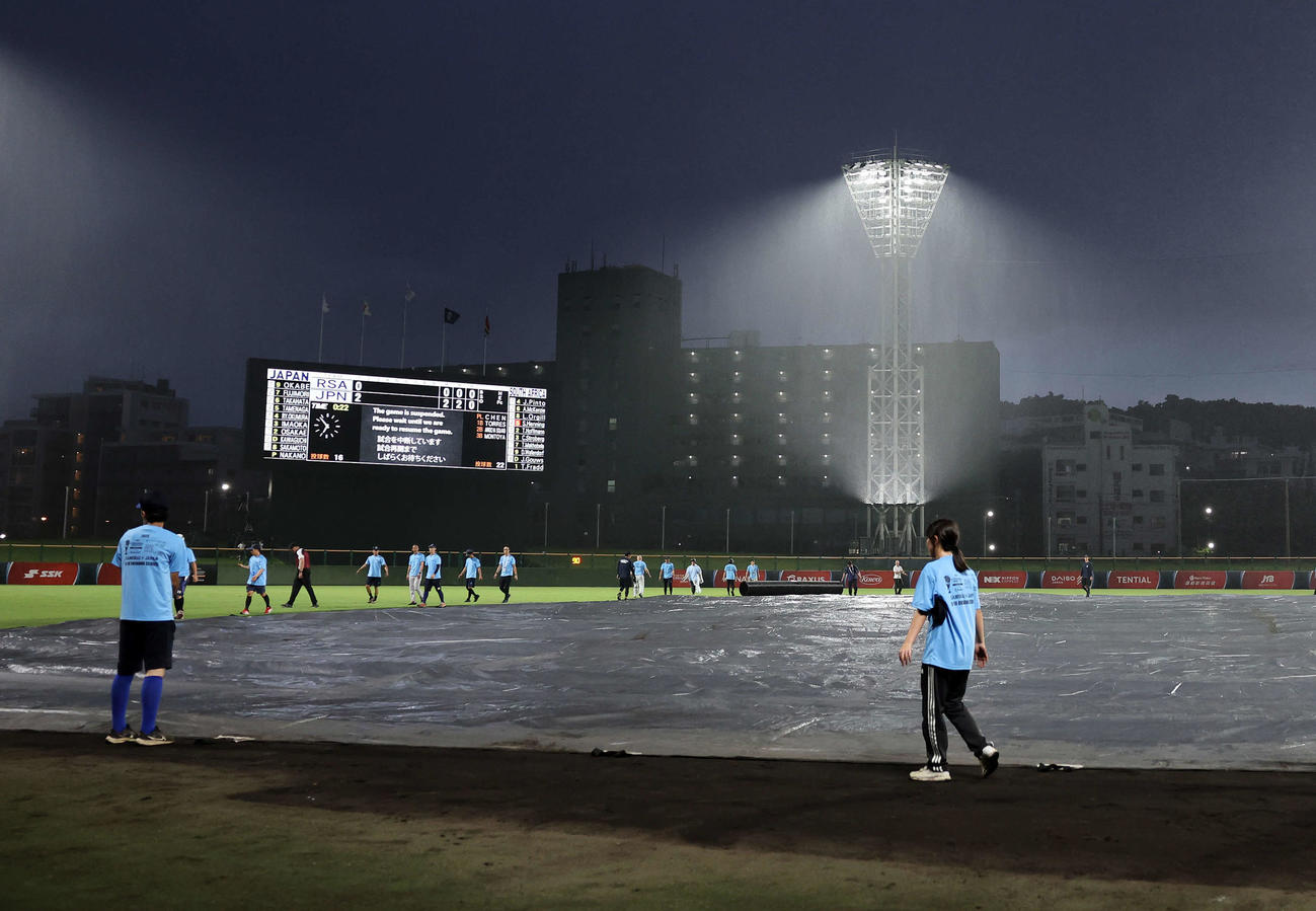 南アフリカ対日本　雨で中断となる（撮影・鈴木正人）
