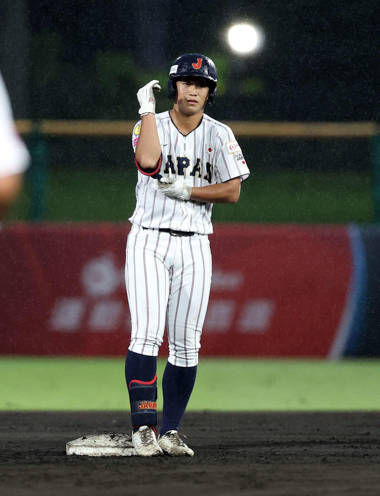 南アフリカ対日本　1回裏日本2死一塁、奥村凌は左越え適時二塁打を放つ（撮影・鈴木正人）