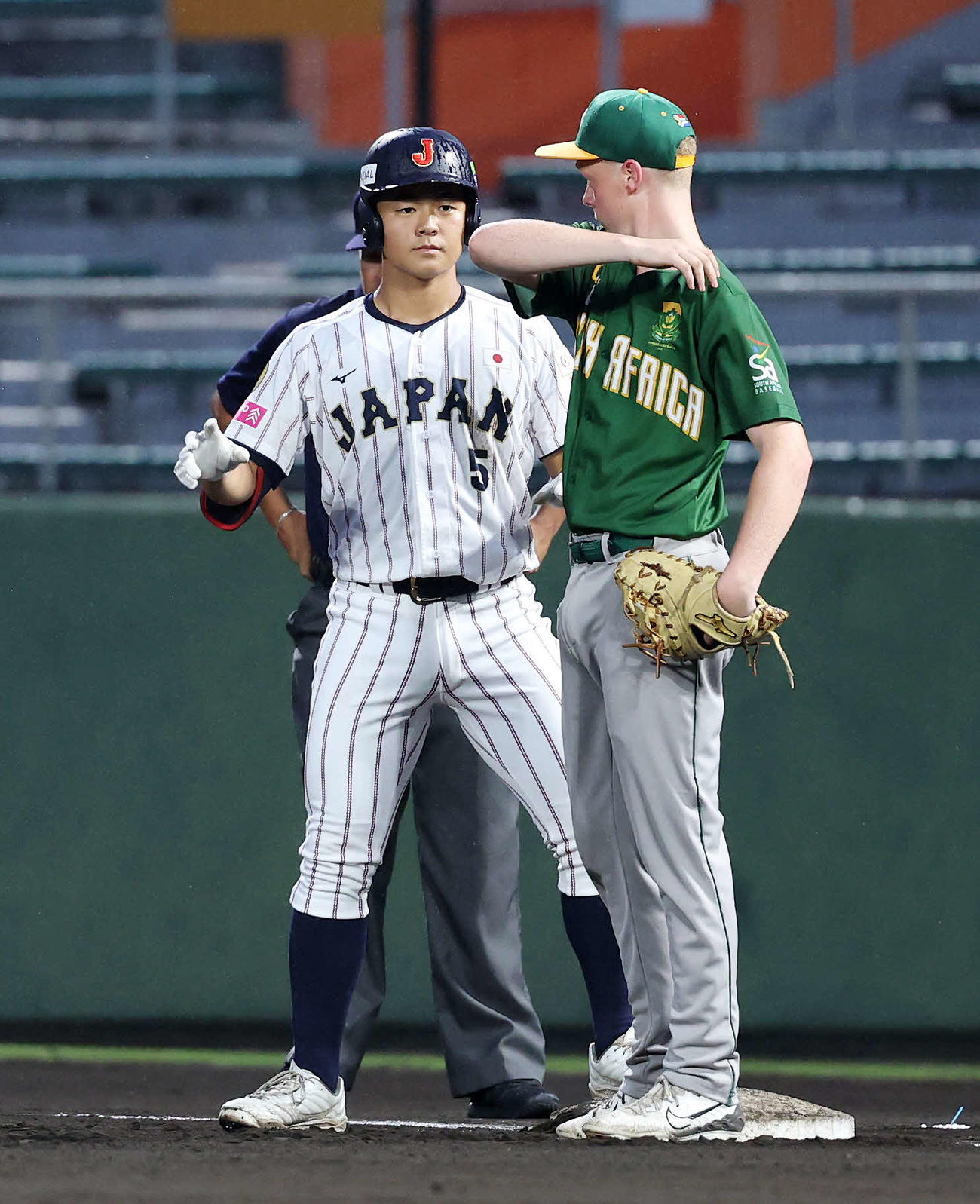 南アフリカ対日本　1回裏日本2死、為永は中前打を放つ（撮影・鈴木正人）