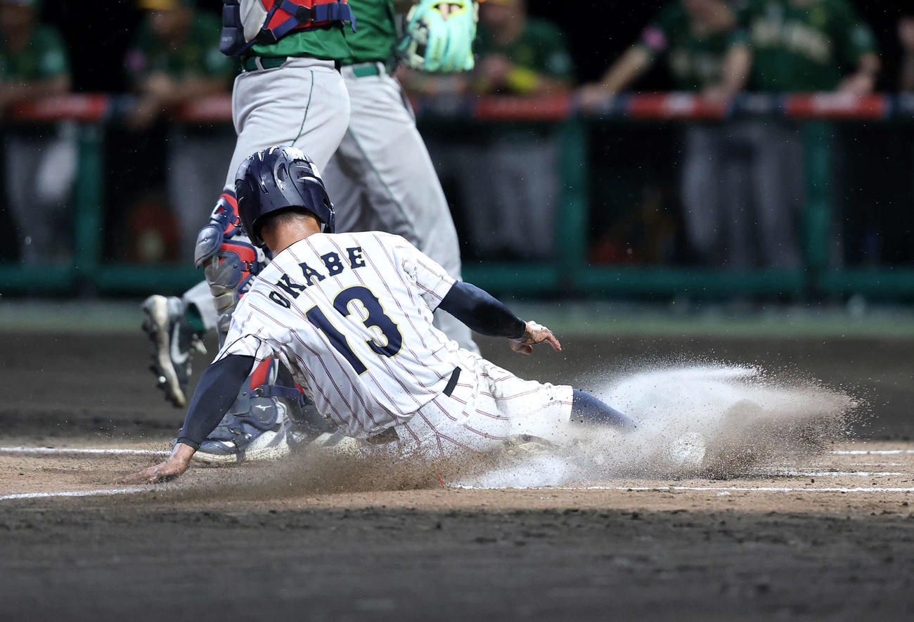 南アフリカ対日本　1回裏日本1死三塁、高畑の犠飛で岡部が生還（撮影・鈴木正人）