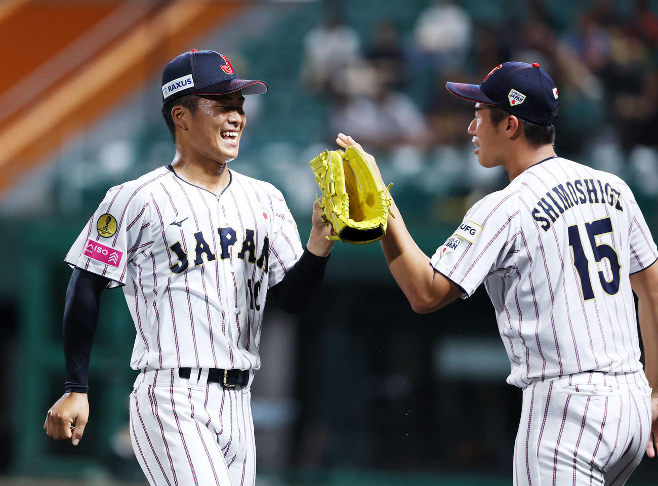 南アフリカ対日本　4回表、南アフリカの攻撃を抑え笑顔でタッチする日本・中野（左）と下重（撮影・鈴木正人）