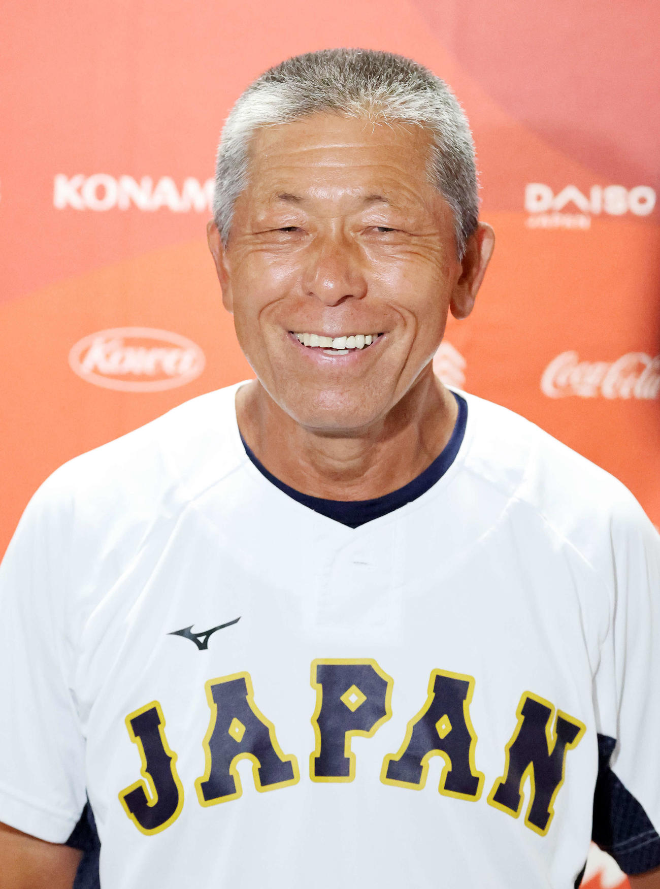 南アフリカ対日本　報道陣の質問に笑顔で答える日本・小倉監督（撮影・鈴木正人）