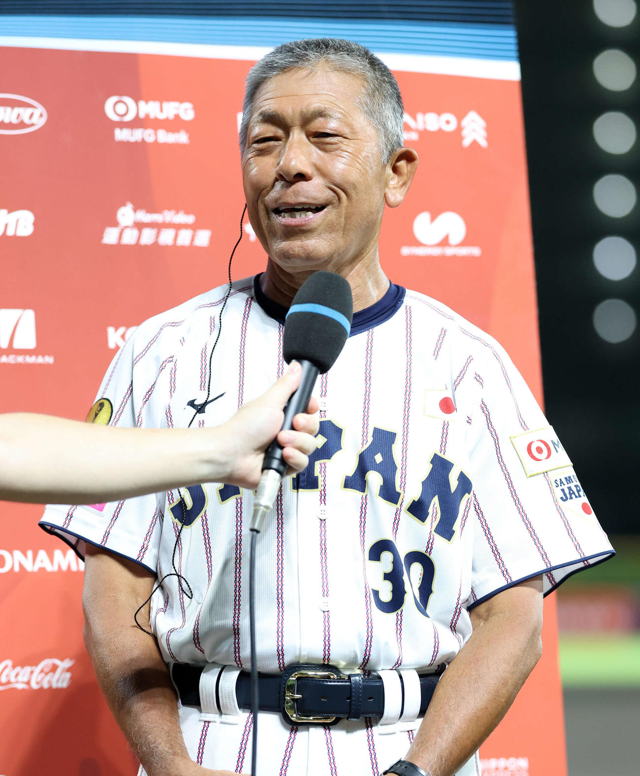 南アフリカ対日本　勝利しインタビューに答える日本・小倉監督（撮影・鈴木正人）