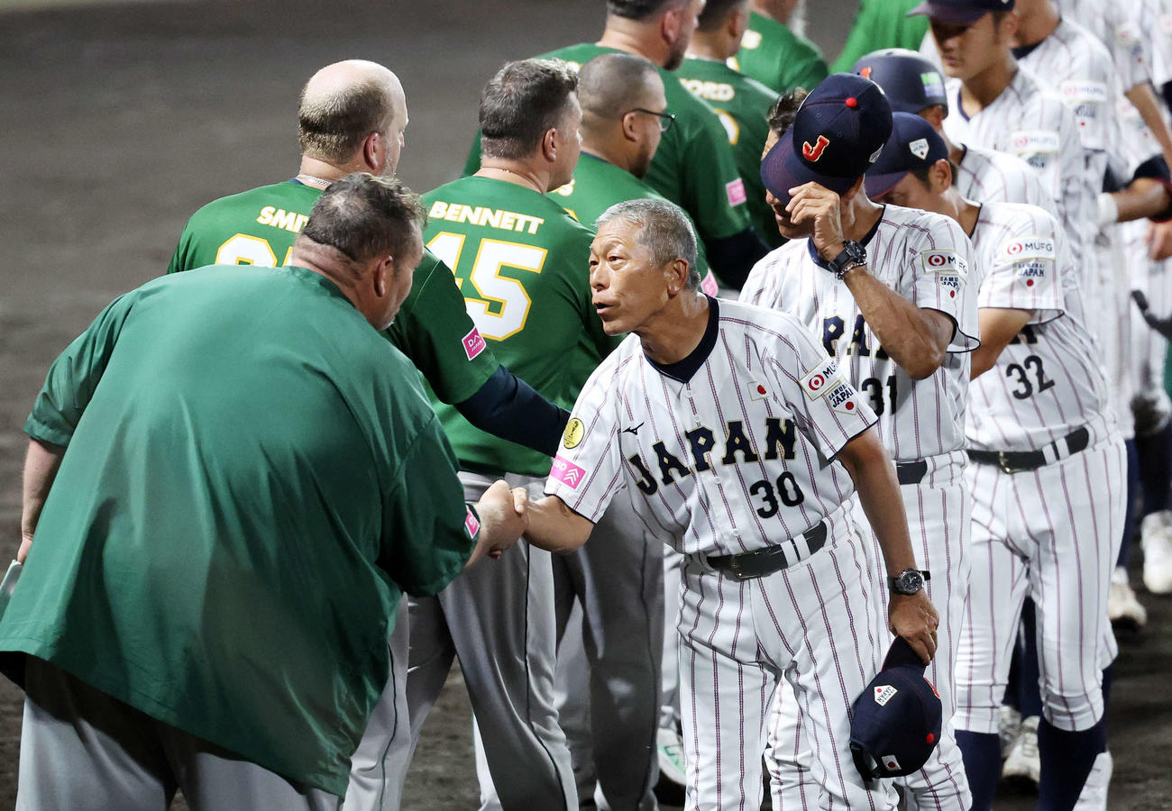 南アフリカ対日本　勝利し握手する日本・小倉監督（右手前）（撮影・青山麻美）