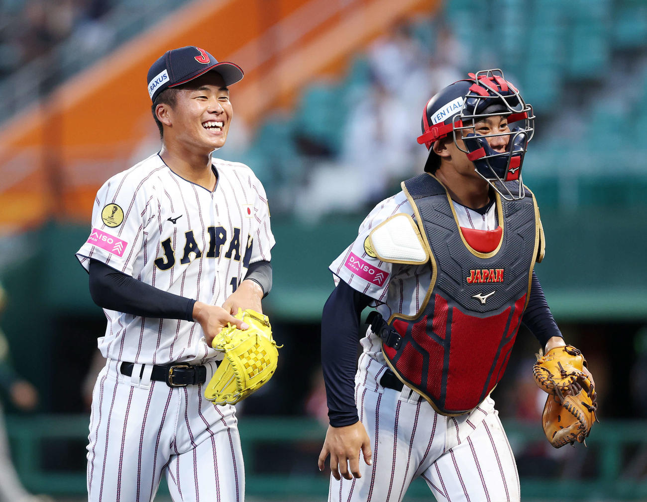 南アフリカ対日本　1回表、南アフリカの攻撃を抑え笑顔でベンチに引き揚げる日本・中野（左）と大栄（撮影・鈴木正人）