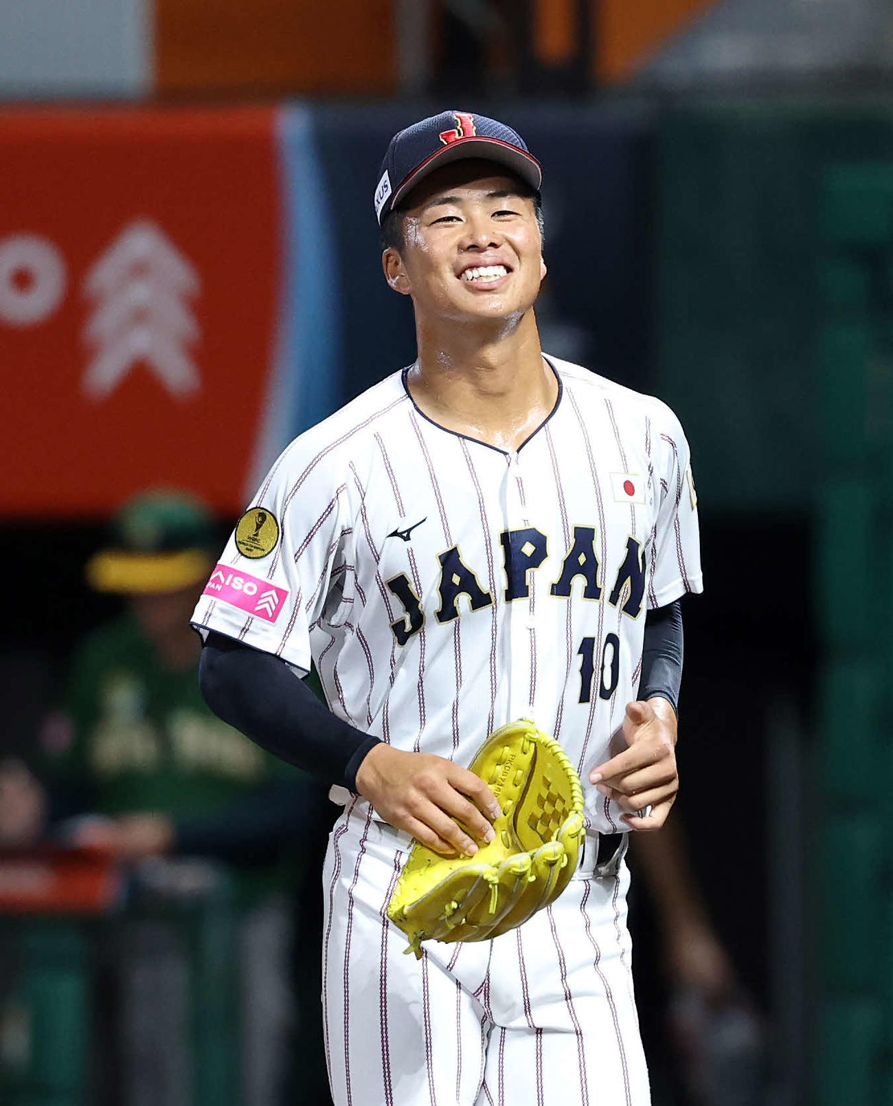 南アフリカ対日本　2回表、南アフリカの攻撃を抑え笑顔でベンチに引き揚げる日本・中野（撮影・鈴木正人）