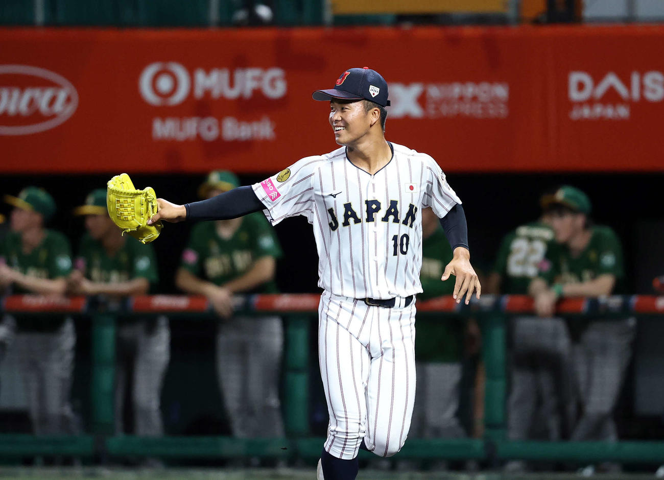 南アフリカ対日本　2回表、南アフリカの攻撃を抑え笑顔でベンチに引き揚げる日本・中野（撮影・鈴木正人）