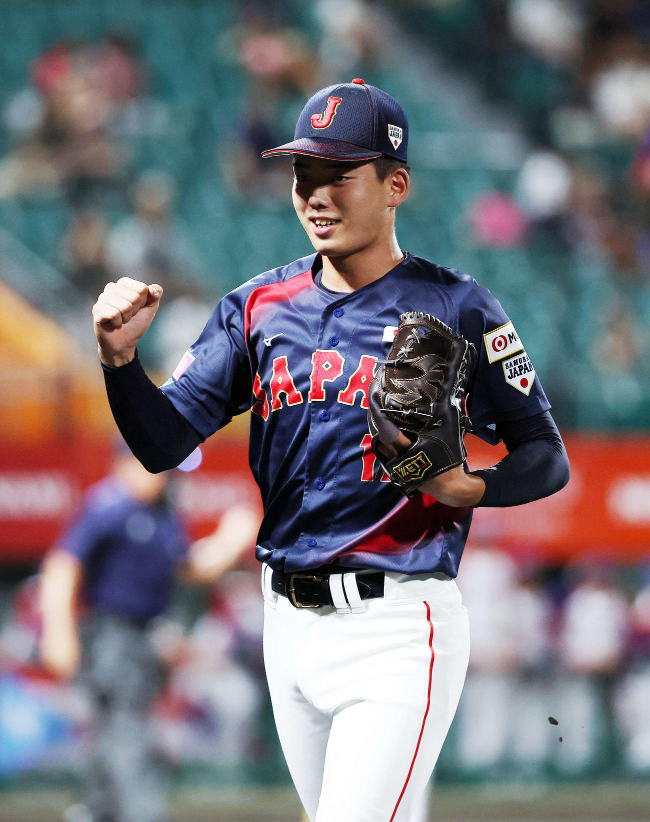 日本対プエルトリコ　4回裏、プエルトリコの攻撃を抑えガッツポーズする日本・早瀬（撮影・鈴木正人）