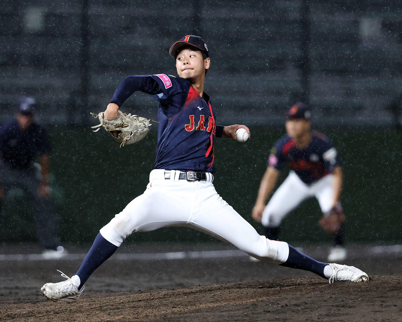 日本対プエルトリコ　力投する日本3番手の西村（撮影・鈴木正人）