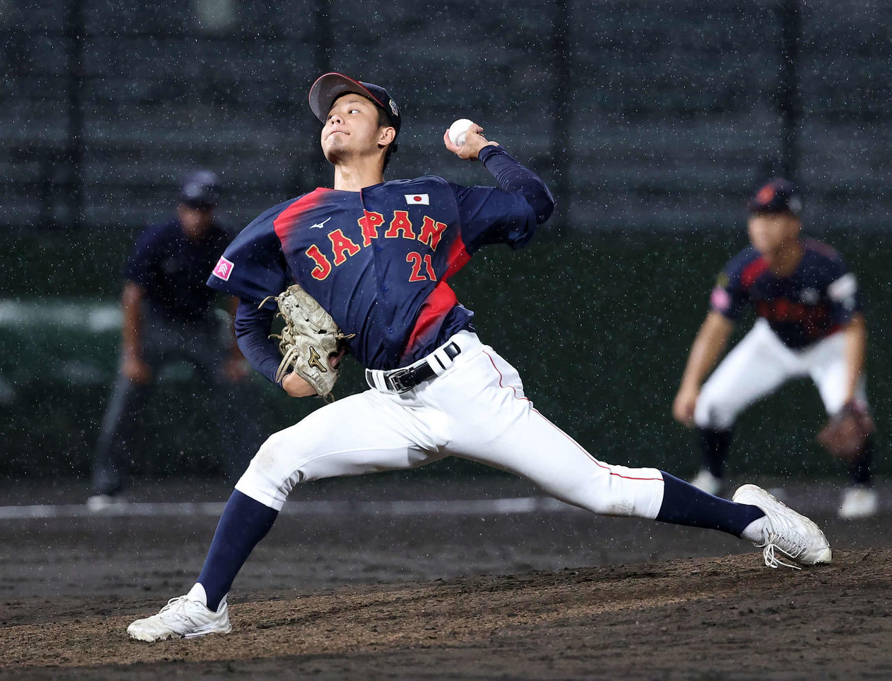 日本対プエルトリコ　力投する日本3番手の西村（撮影・鈴木正人）