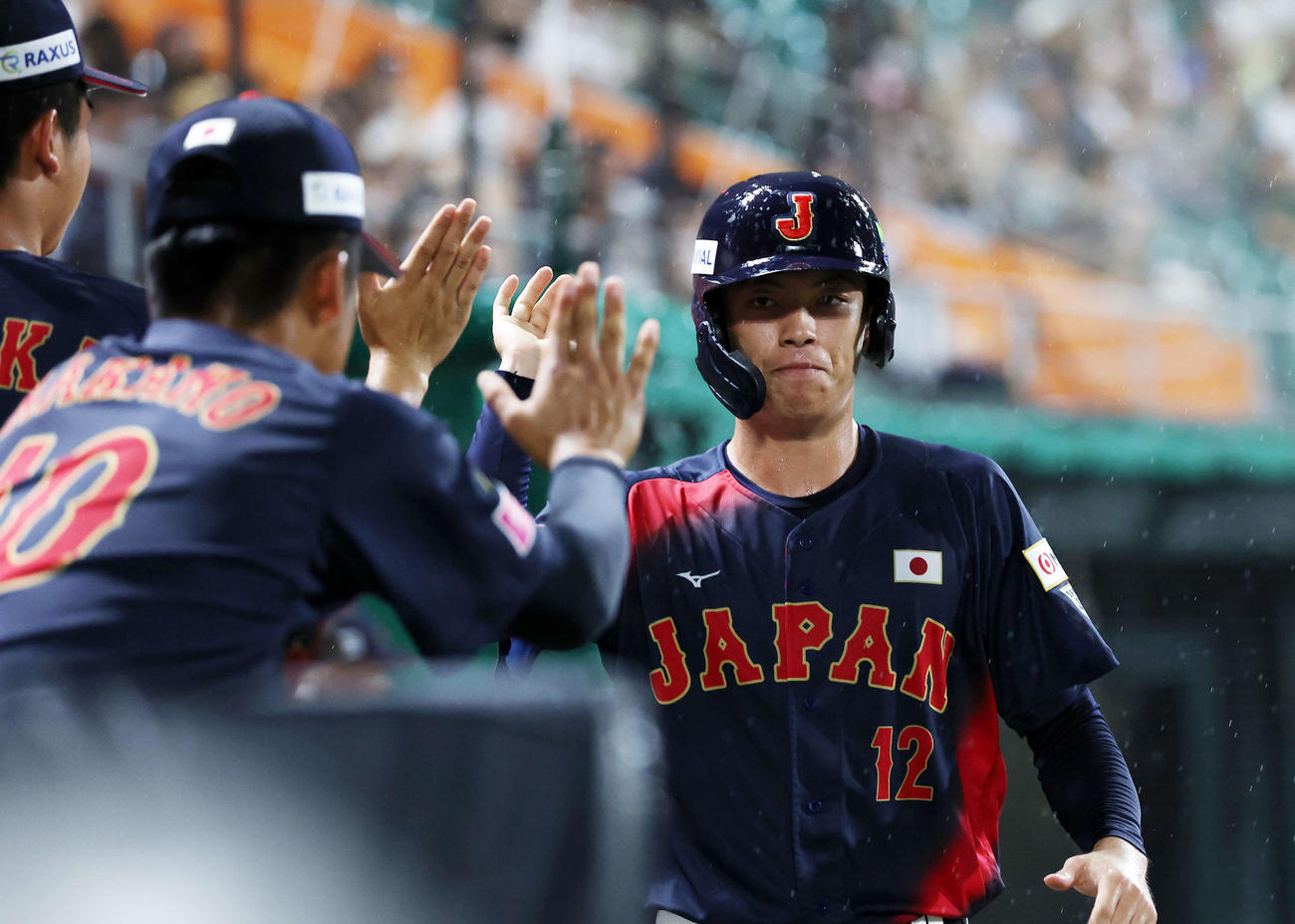 日本対プエルトリコ　7回表日本2死三塁、暴投で三塁走者の藤森が生還しベンチ前でタッチ（撮影・鈴木正人）