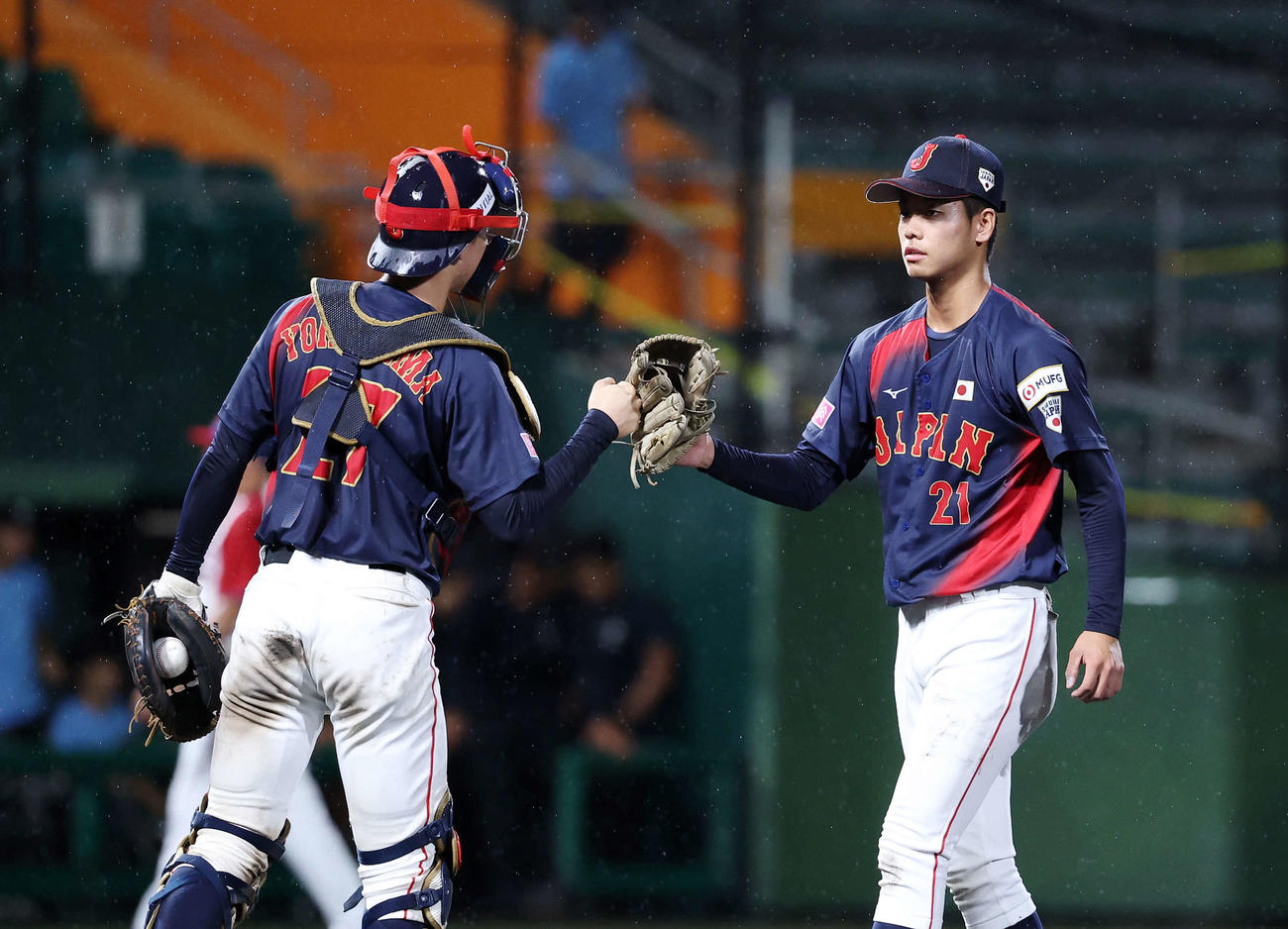 日本対プエルトリコ　勝利しタッチする日本・横山（左）と西村（撮影・鈴木正人）