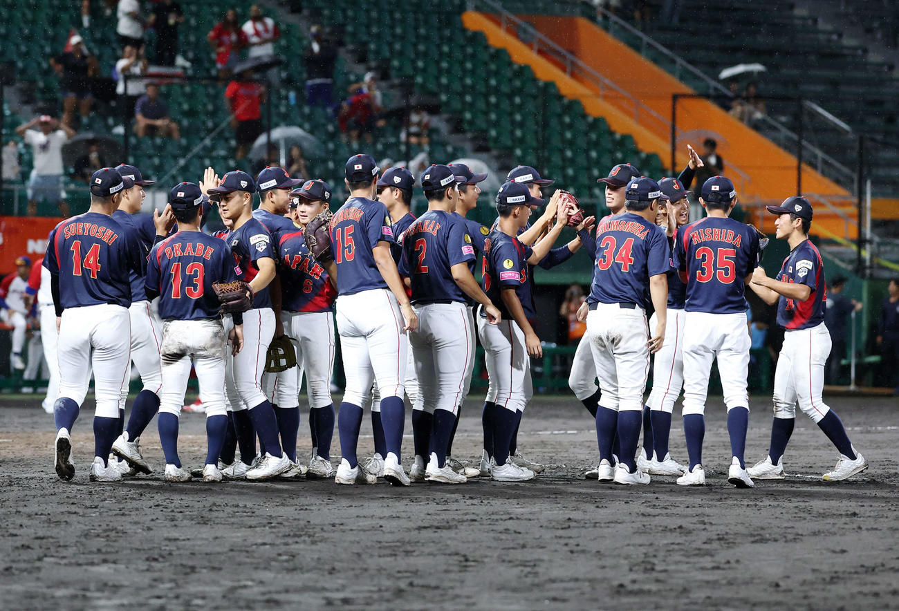 日本対プエルトリコ　勝利し喜ぶ日本の選手たち（撮影・鈴木正人）