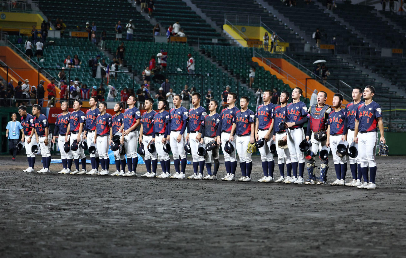 日本対プエルトリコ　勝利し応援席にあいさつする日本の選手たち（撮影・鈴木正人）