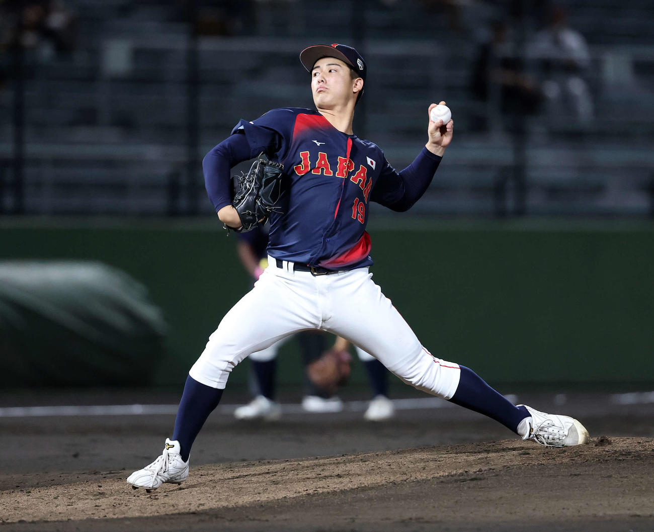 日本対プエルトリコ　力投する日本先発の奥村頼（撮影・鈴木正人）