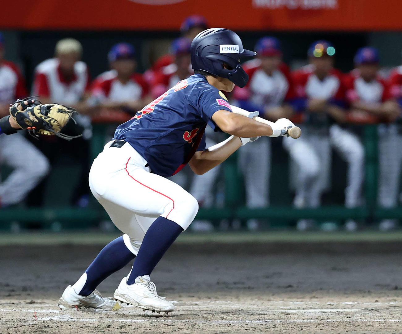 日本対プエルトリコ　2回表日本2死二塁、坂本は内野安打を放つ（撮影・鈴木正人）