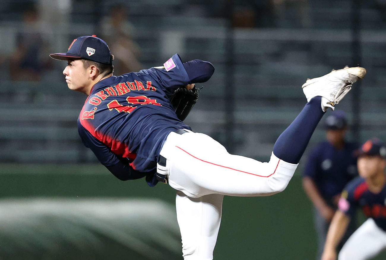 日本対プエルトリコ　力投する日本先発の奥村頼（撮影・鈴木正人）
