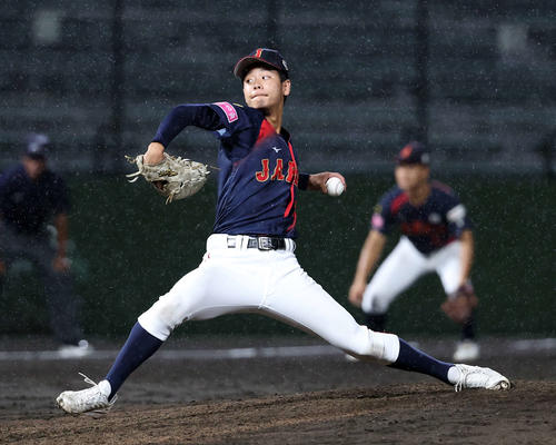 日本対プエルトリコ 力投する日本3番手の西村(撮影・鈴木正人)