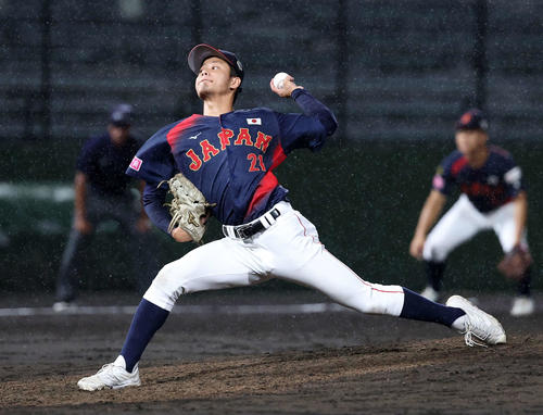 日本対プエルトリコ 力投する日本3番手の西村(撮影・鈴木正人)