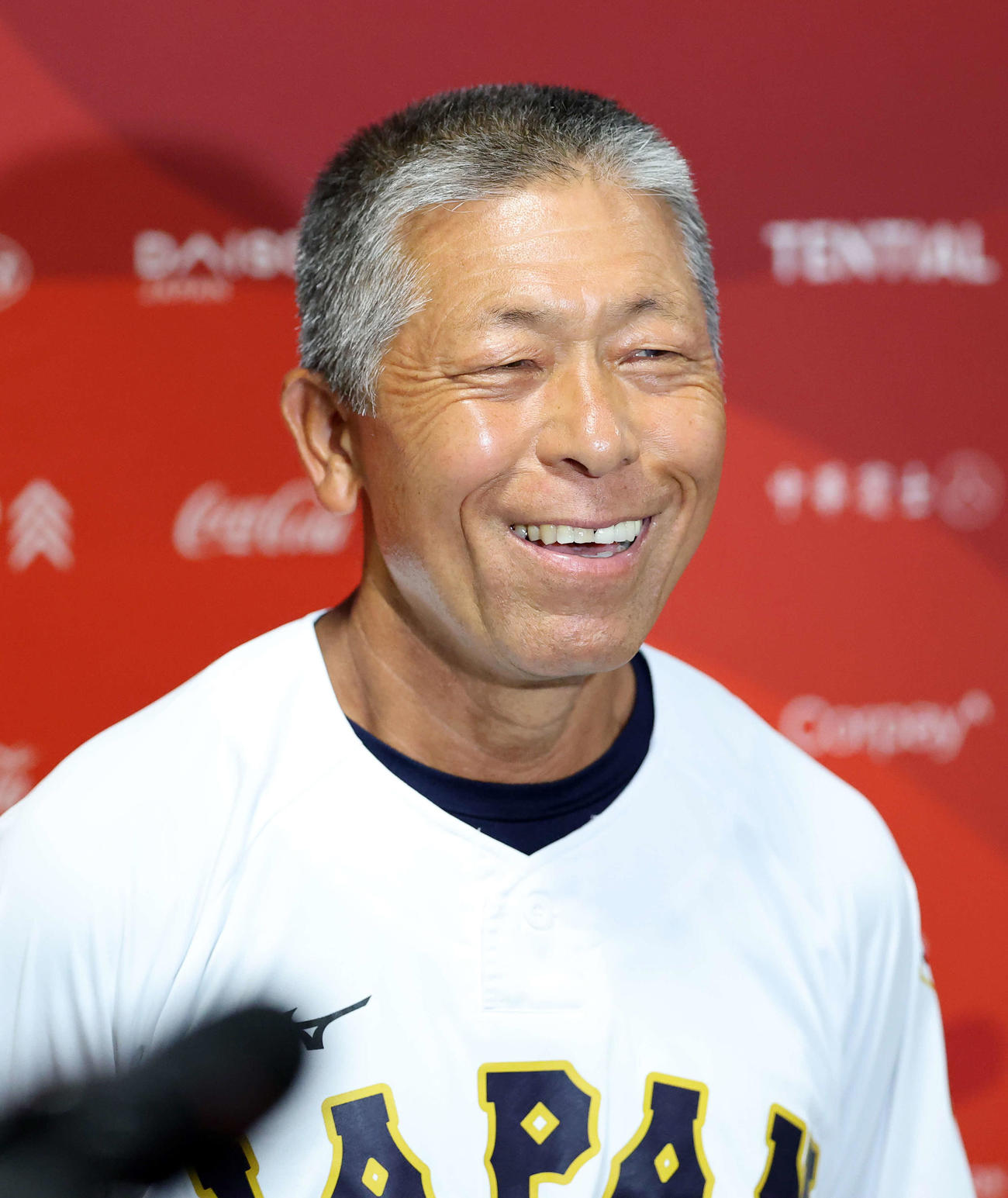 日本対プエルトリコ　試合前、報道陣の質問に笑顔で答える日本・小倉監督（撮影・鈴木正人）