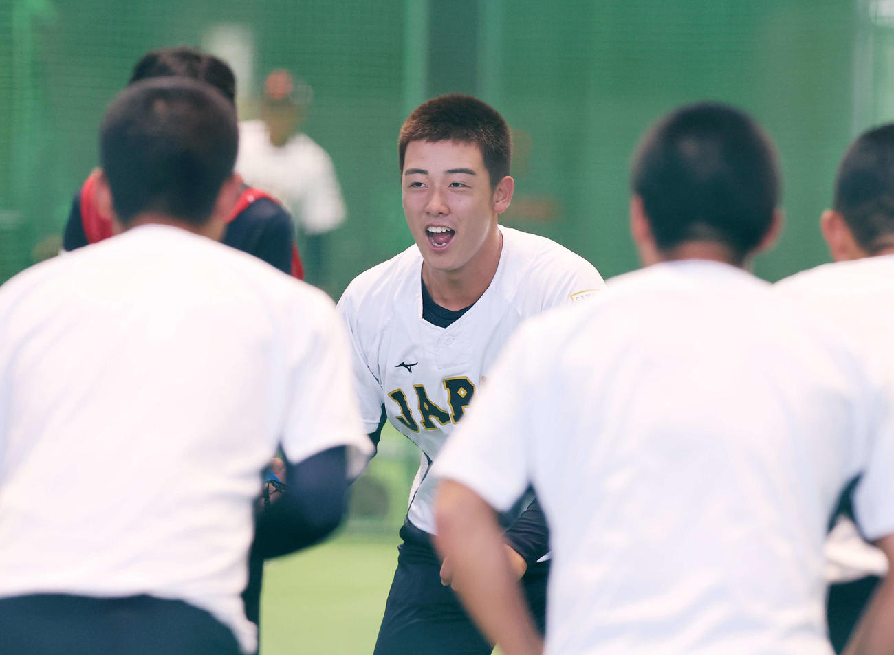 日本対プエルトリコ　練習中、声を出す日本・奥村頼（撮影・鈴木正人）