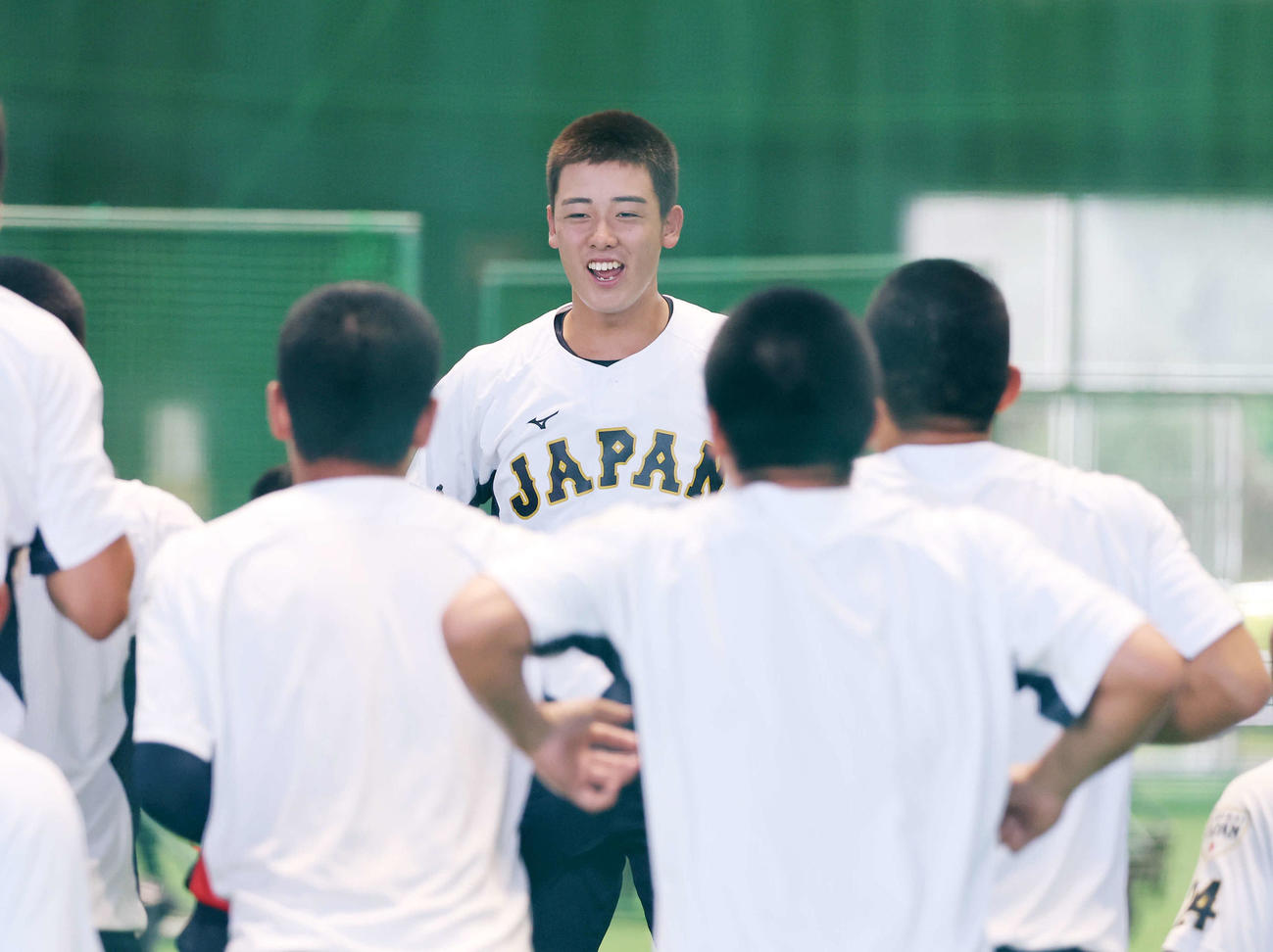 日本対プエルトリコ　練習中、笑顔を見せる日本・奥村頼（撮影・鈴木正人）